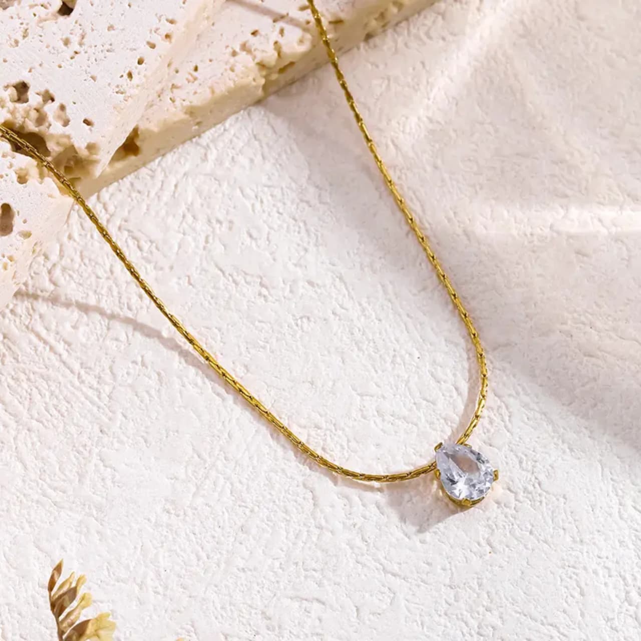 Zircone triangle necklace